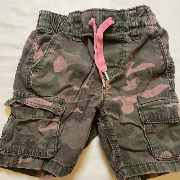 Boys Old Navy size 2T pink camo cargo shorts - Picture 2 of 5